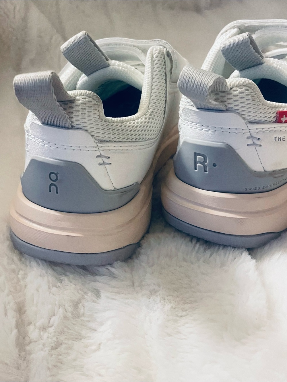 On Roger kids unisex White Sneakers with Cream Midsole - Picture 3 of 7